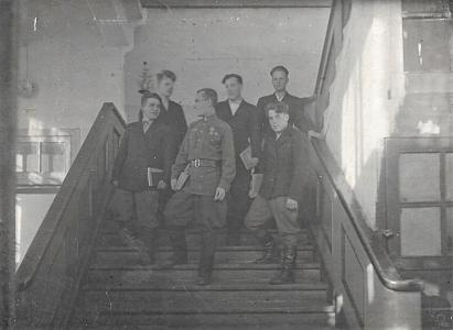 на лестнице  первого этажа примерно 1947г 2 ряд 1 слева Паршиков Г.И..jpg